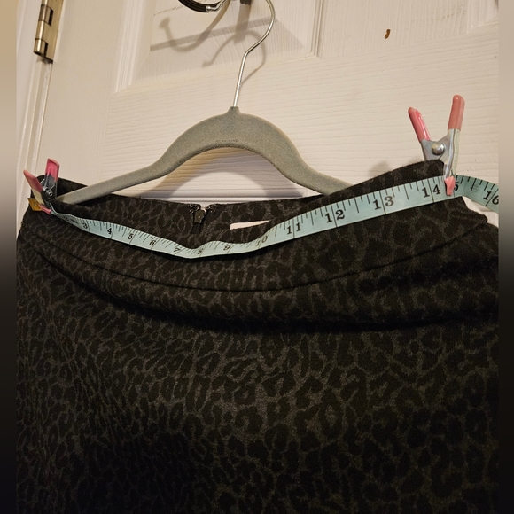Loft size 6 Animal Print Skirt Very Very Soft, Take a look - Picture 4 of 6